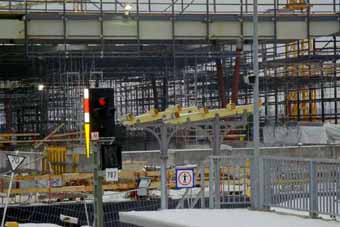 Bild 23 Reste vom alten unterm neuen Bahnsteigdach Papestr. Berlin