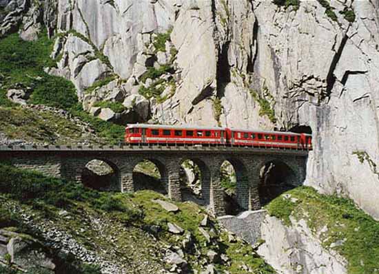 Bild 19 FO Zug auf Brücke in der Schöllenenschlucht (CH)