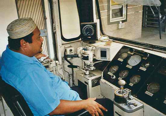 Bild 20 &Auml;gytischer Lokf&uuml;hrer vor seinen Instrumenten