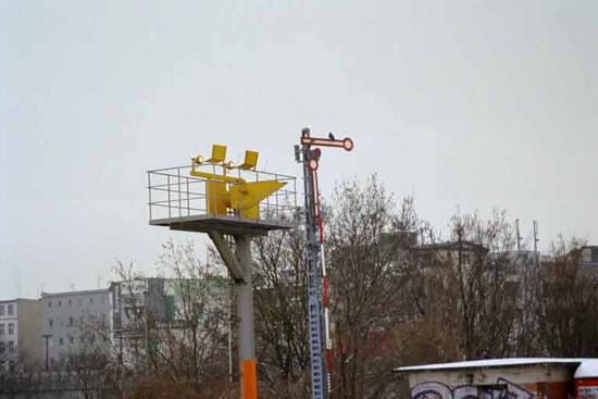 Bild 21 Fl&uuml;gelsignal direkt neben Leuchtfeuer Flughafen 