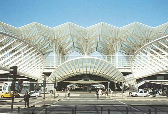 Bild 28 Bahnhof Lissabon Messe, sehr hohe und luftige Stahlkonstruktion mit Rundbögen auf dem Vorplatz