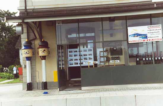 Bild 29 L&auml;utwerk an einem Schweizer Bahnhof bunt bemalt wie Figuren