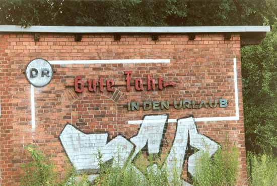 Bild 2 Aufschrift gute Fahrt in den Urlaub DR. angebracht Bhf Bln Wannsee zu Mauerzeiten