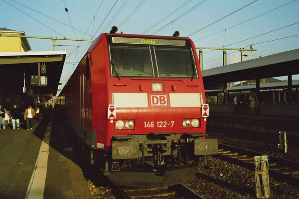 Bild 37  E-Lok Br 146 mit Zugschlusstafeln 