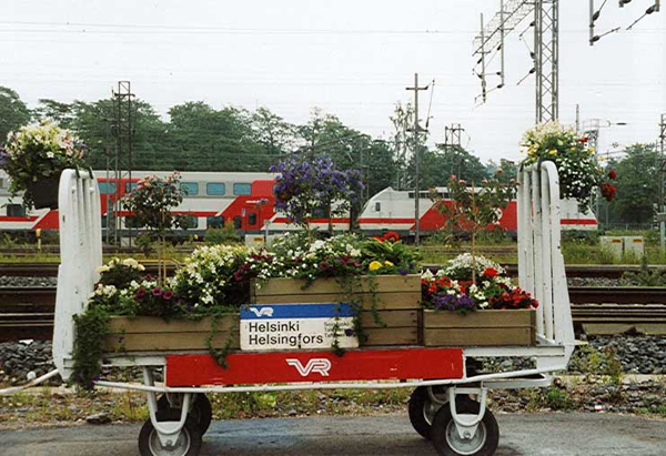 Bild 39 Gepäckwagen mit Blumenkisten beladen