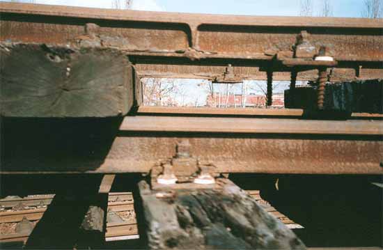 Bild 3 Blick durch gestapelte Schienen, im Hintergrund die Regionalbahn