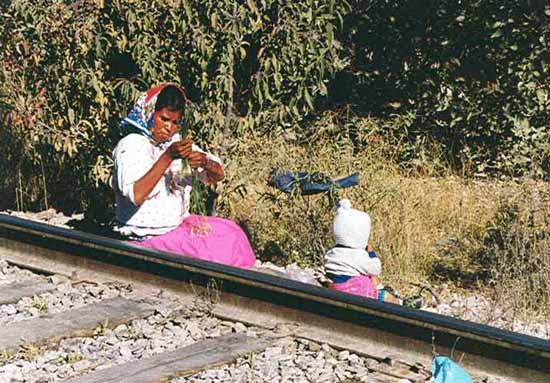Bild 5 Indianerin mit Kind am Gleiskörper wartet auf den nächsten Touristenzug